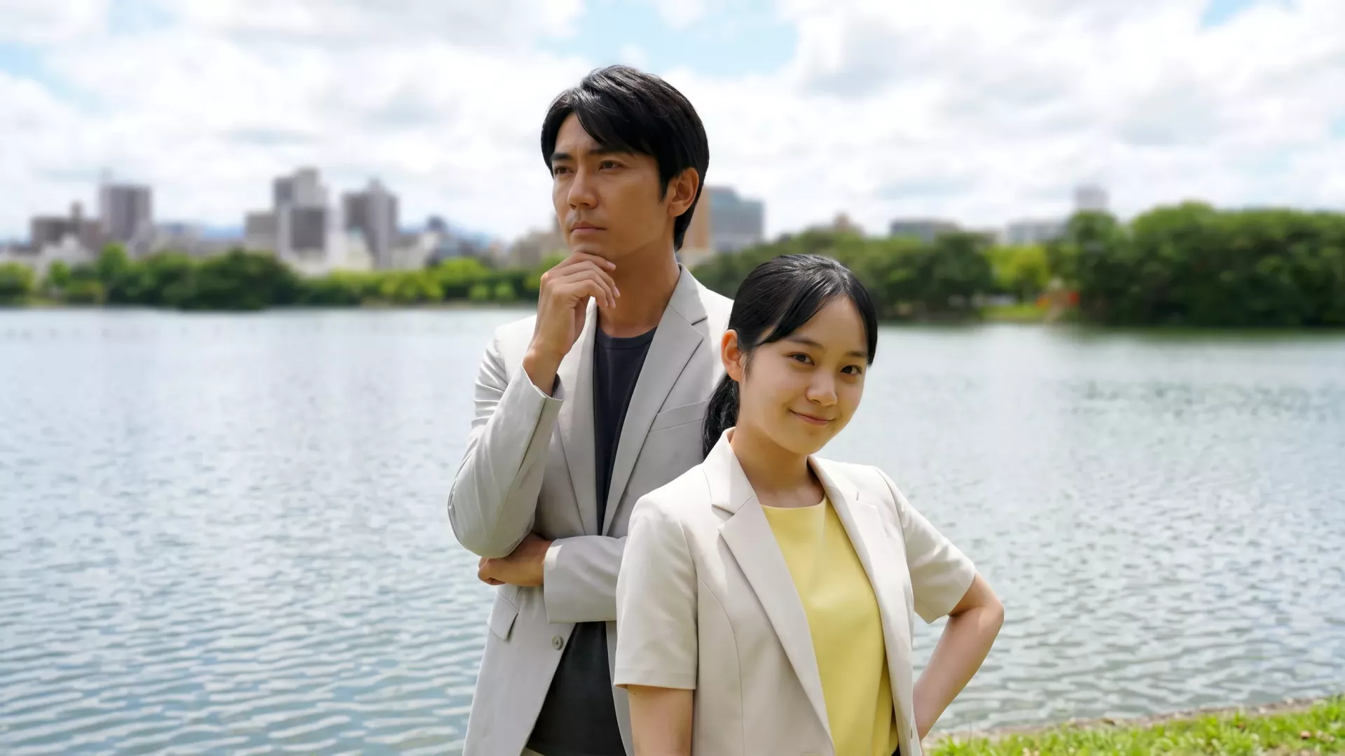 大濠公園の実写背景とAI生成された神屋・ひかるのバディショット