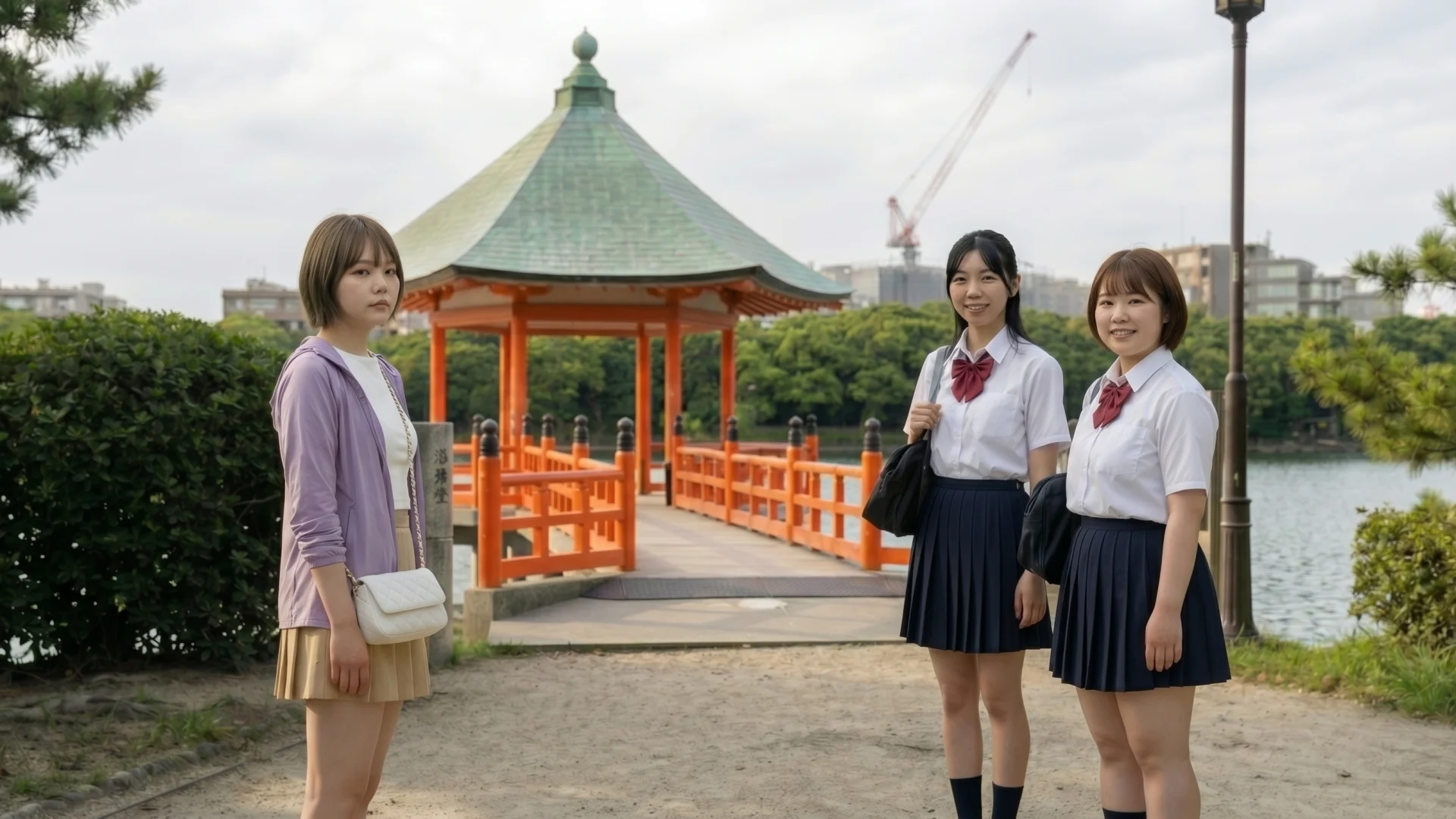 大濠公園の実写背景とAI生成された制服姿の女子高生ふたりと私服の少女の自然なスナップ